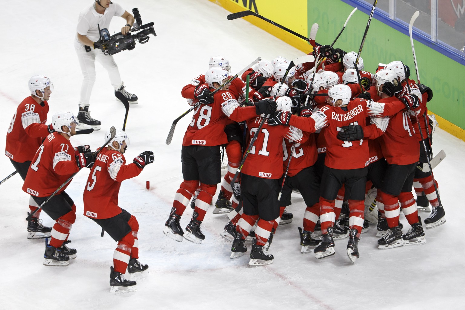 Switzerland&#039;s players celebrate their victory after beating Canada, during the IIHF 2018 World Championship semi final game between Canada and Switzerland, at the Royal Arena, in Copenhagen, Denm ...