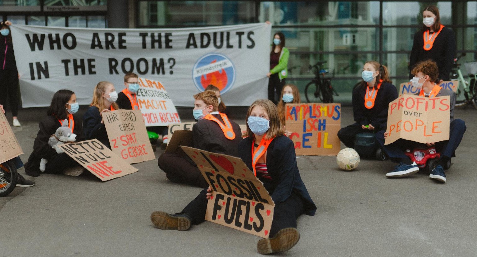 «Wer sind die Erwachsenen im Raum?»: Klimastreikende machen sich über die Zürcher Politiker lustig.