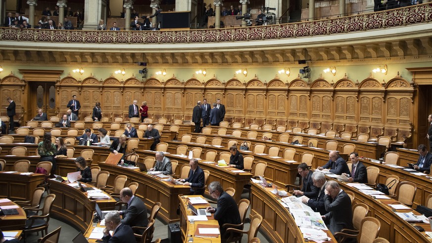 Die ersten Parlamentarier der Bundesversammlung erscheinen im Nationalratssaal vor den Bundesratswahlen, am Mittwoch, 11. Dezember 2019, in Bern. (KEYSTONE/Anthony Anex)