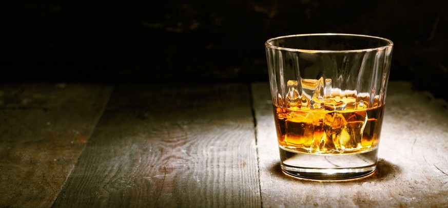Alkohol Glas Whisky Symbolbild