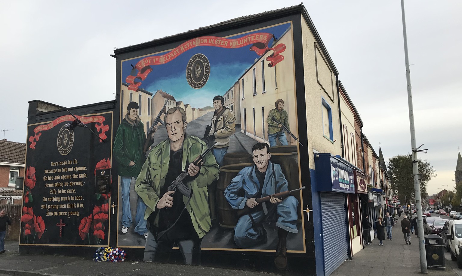 Frischer Blumenschmuck vor diesem Mural der Ulster Volunteer Force belegt: Der Nordirland-Konflikt ist wohl noch lange nicht beigelegt.