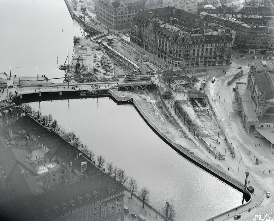 1950: Umbau Bahnhofbrücke/Bahnhofquai Zürich: Bahnhofbrücke bis zur ehem. Globus-Insel fertig, ehem. Kanal aufgefüllt, Strassentunnel im Bau, prov. Haltestelle Bahnhofquai direkt am HB.
