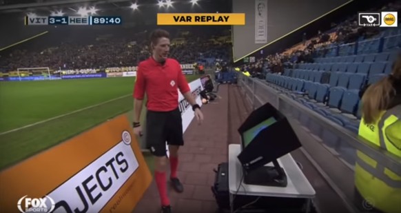 Schiedsrichter van den Kerkhof schaut sich die Szene selbst noch einmal an.