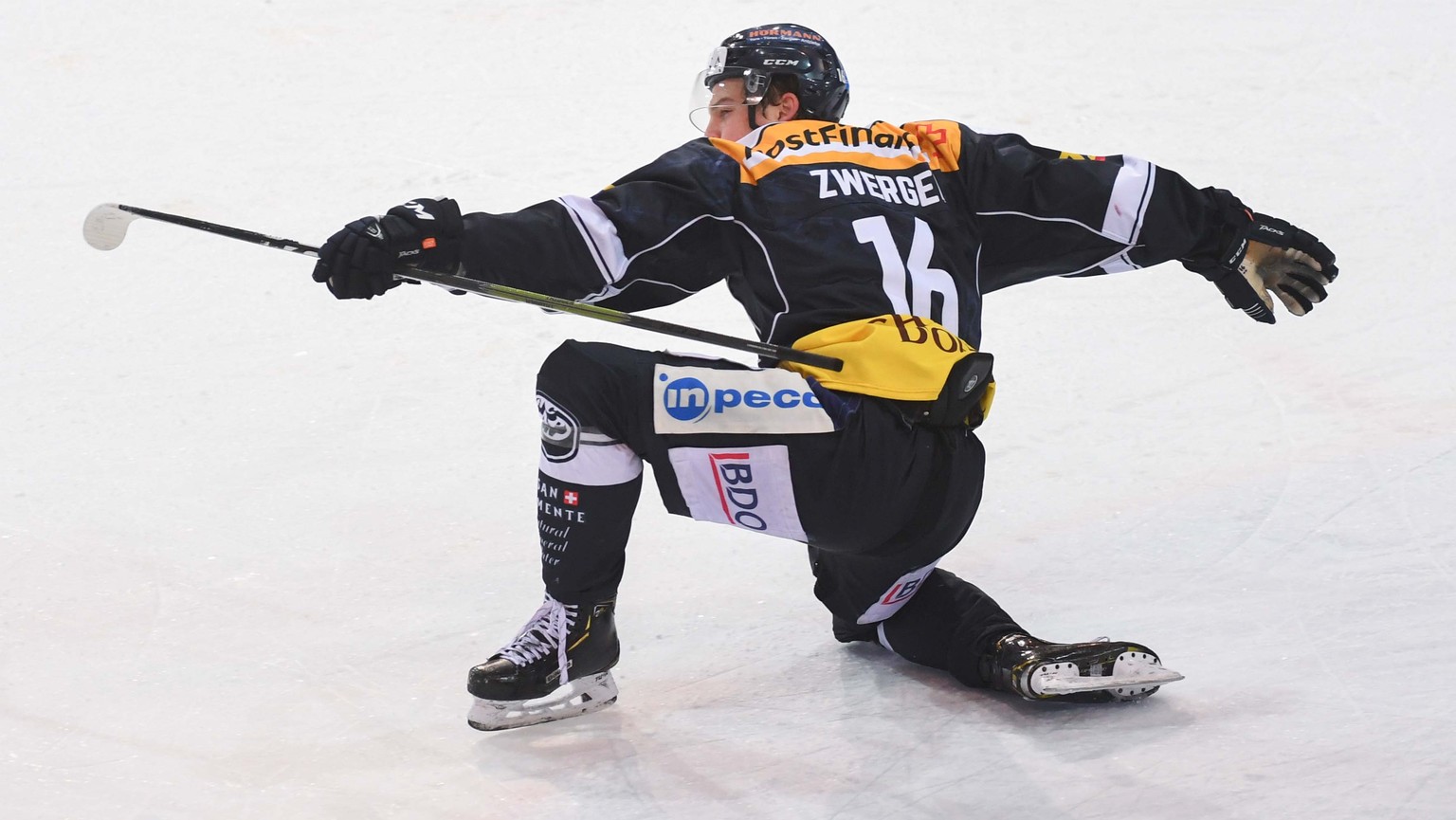 Ambri&#039;s player Dominic Zwerger celebrates the 2-1 goal, during the regular season game of the National League between HC Ambri-Piotta and HC Lausanne, at the ice stadium Valascia in Ambri, on Sat ...
