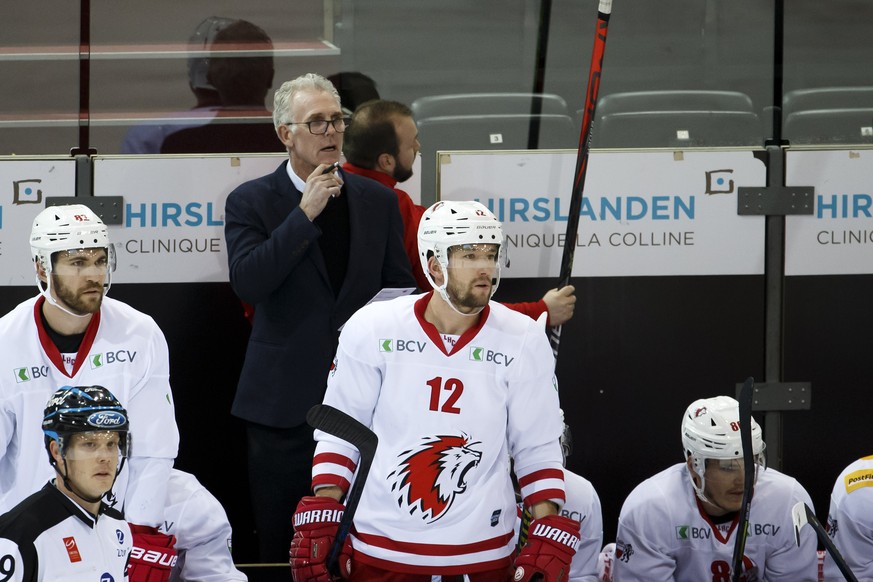Lausanne&#039;s Head coach Craig McTavish reacts behind his players, during a National League regular season game of the Swiss Championship between Geneve-Servette HC and Lausanne HC behind closed doo ...