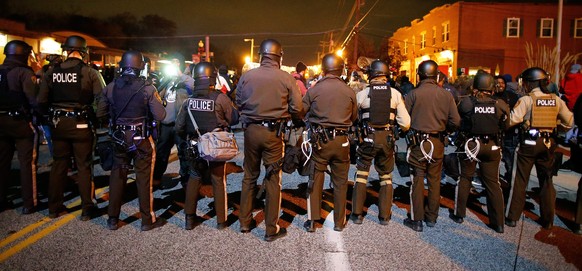 Polizisten während der schweren Ausschreitungen in Ferguson, Missouri (November 2014).