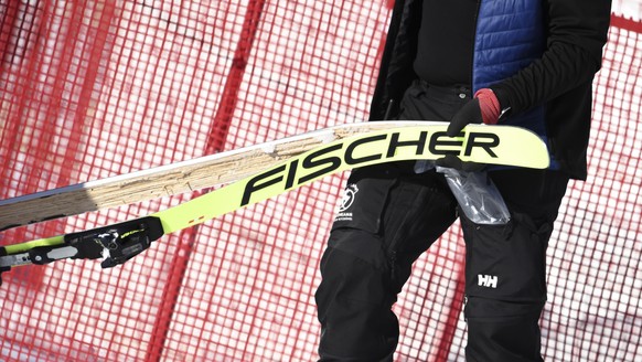 epa08957395 A staff member holds the damaged ski of Urs Kryenbuehl of Switzerland during the men&#039;s Downhill race of the FIS Alpine Skiing World Cup event in Kitzbuehel, Austria, 22 January 2021.  ...