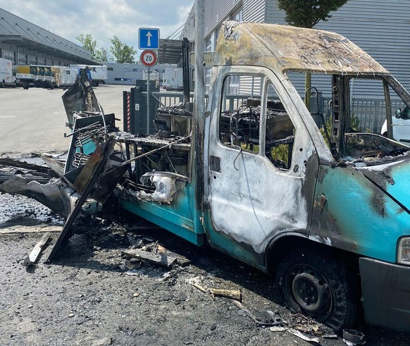 Ein Imbisswagen hat am 29.07.2021 gegen 12.15 Uhr im luzernischen Rothenburg Feuer gefangen. Zwei Personen wurden verletzt: eine lebensbedrohlich, eine erheblich.