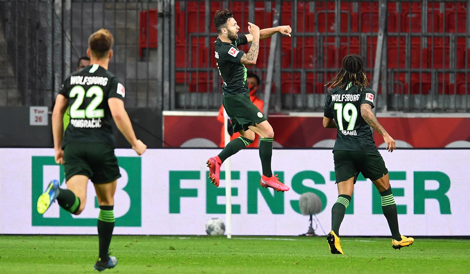 epa08445942 Renato Steffen (C) of Wolfsburg celebrates after scoring the 3-0 lead during the German Bundesliga soccer match between Bayer Leverkusen and VfL Wolfsburg in Leverkusen, Germany, 26 May 20 ...