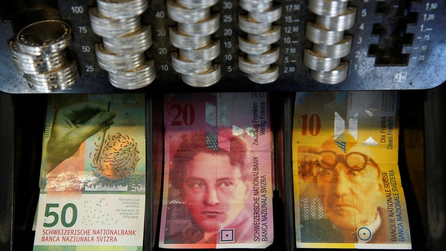 The new 50 Swiss Franc note is seen at a market stall after its release by the Swiss National Bank (SNB) in Bern, Switzerland April 12, 2016. REUTERS/Ruben Sprich/File Photo