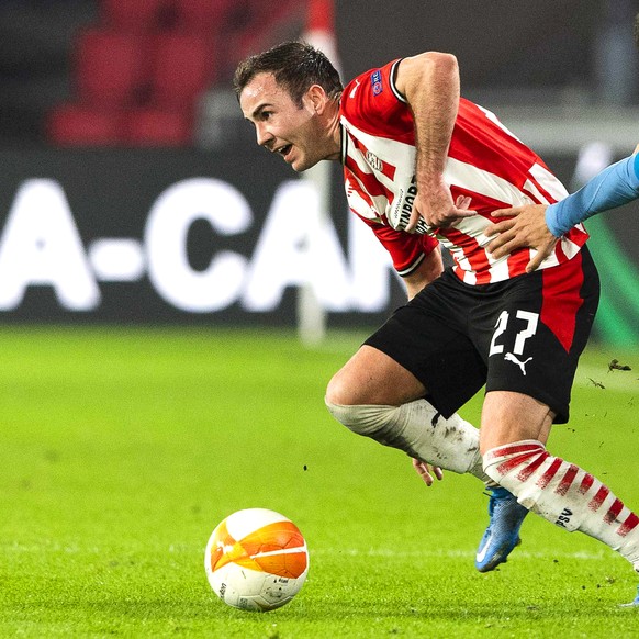 epa09037053 Mario Goetze (L) of Eindhoven in action against Thanasis Androutsos (R) of Olympiacos during the UEFA Europa League round of 32, second leg soccer match between PSV Eindhoven and Olympiaco ...