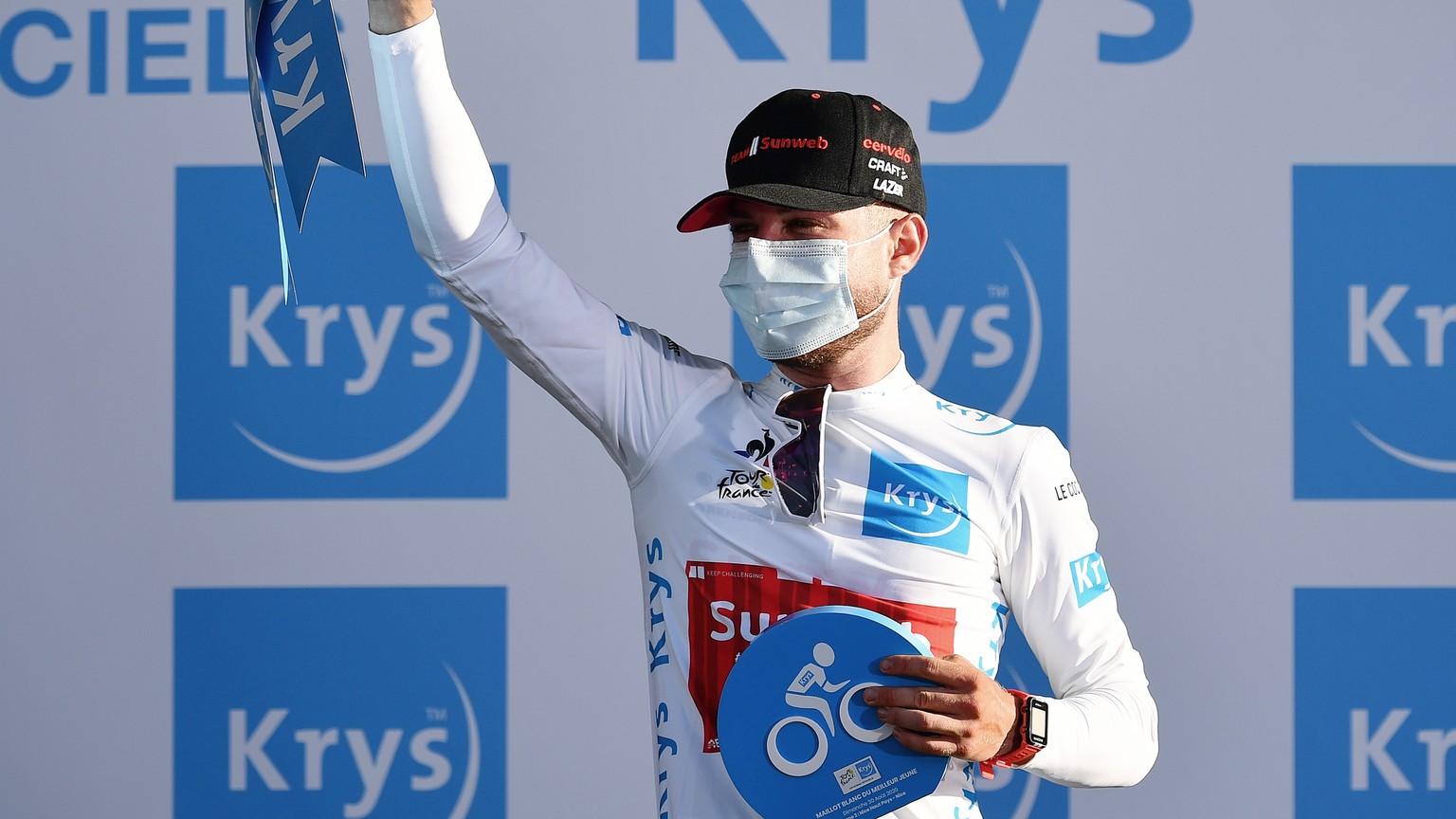 epa08635862 Swiss rider Marc Hirschi of Team Sunweb celebrates on the podium wearing the best young rider&#039;s white jersey following the 2nd stage of the 107th edition of the Tour de France cycling ...