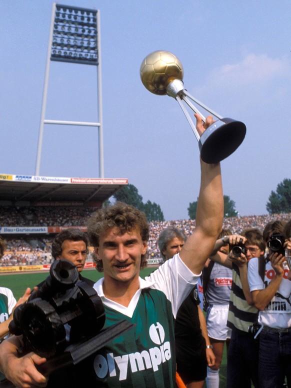 Bildnummer: 01389965 Datum: 20.08.1983 Copyright: imago/Kicker/Liedel
Rudi Völler (li., Bremen) präsentiert die Kicker Torjägerkanone und die Trophäe für den Fußballer des Jahres 1982/1983; SV Werder  ...
