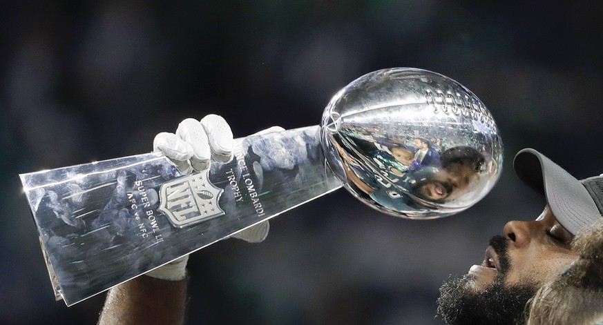 Philadelphia Eagles&#039; Brandon Graham holds up the Vince Lombardi Trophy after the NFL Super Bowl 52 football game against the New England Patriots, Sunday, Feb. 4, 2018, in Minneapolis. The Eagles ...