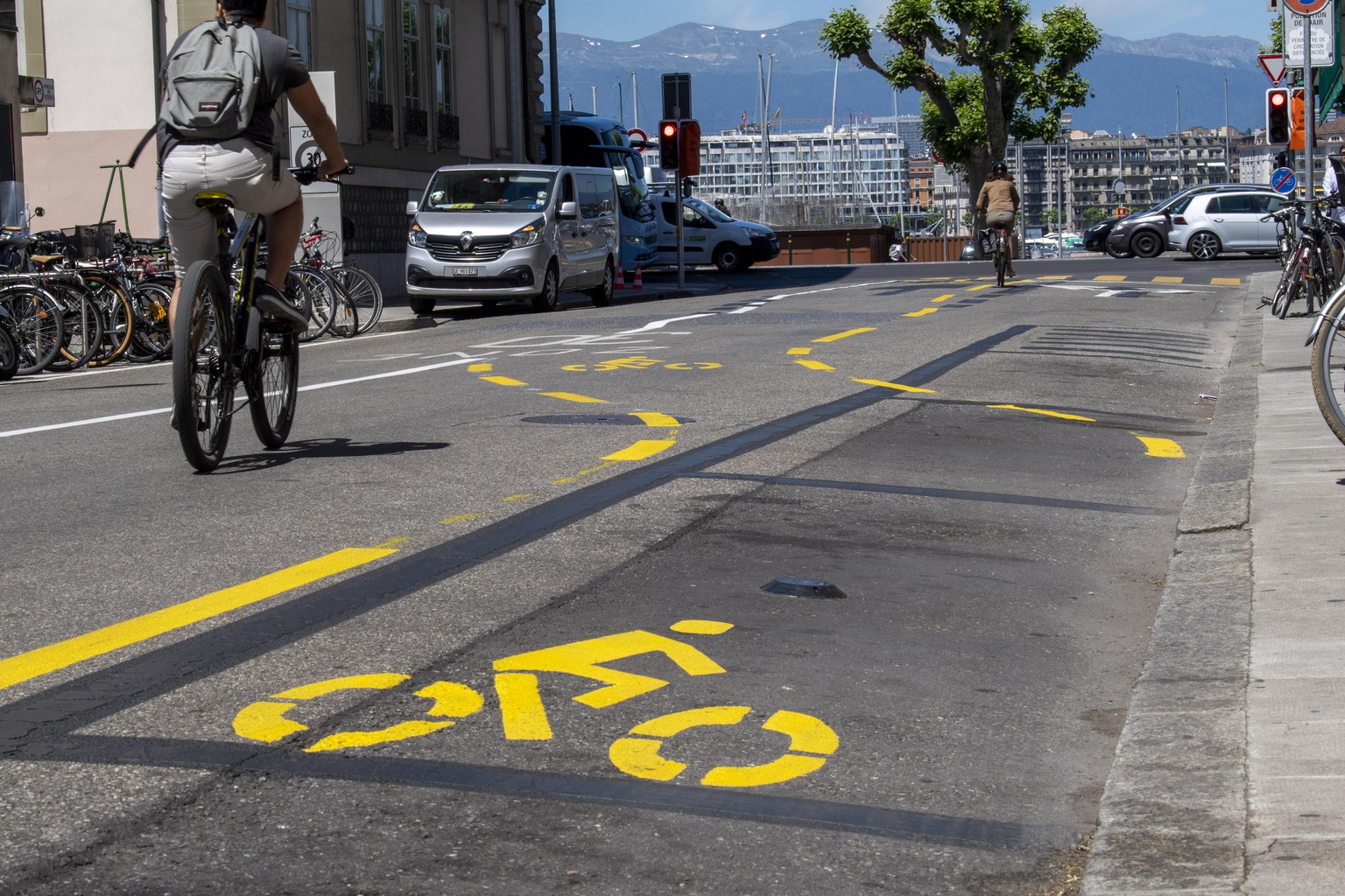 Un cycliste a velo utilise le trace d&#039;une des nouvelle piste cyclable qui est photographie, ce mercredi 27 mai 2020 a Geneve. le Conseil d&#039;Etat a modifie ou a cree des nouvelles pistes cycla ...