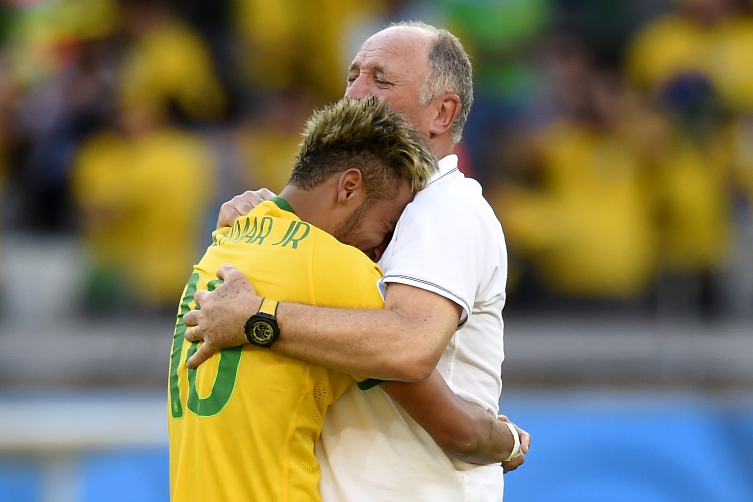 Die Erlösung: Brasilien-Trainer Felipe Scolari umarmt seinen Star Neymar.