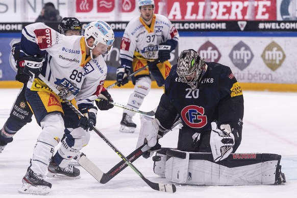 Gotterons Torhueter Reto Berra, rechts, wehrt einen Angriff von Zugs Justin Abdelkader ab, beim Eishockey Meisterschaftsspiel der National League zwischen dem HC Fribourg Gotteron und dem HC Ambri-Pio ...