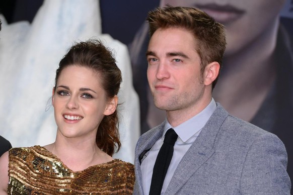 epa03474235 US actress/cast member Kristen Stewart (L) and British actor/cast member Robert Pattinson arrive for the premiere of &#039;The Twilight Saga: Breaking Dawn - Part 2&#039; in Berlin, German ...