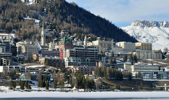 ABD0031_20170102 - ST. MORITZ - SCHWEIZ: THEMENBILD - Blick auf St. Moritz-Dorf, aufgenommen am 18. März 2016. Die alpinen Ski-Weltmeisterschaften 2017 finden von 06. bis 19. Februar in St. Moritz /Sc ...