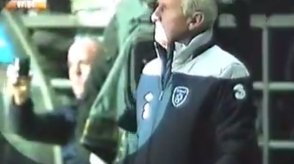 Während die TV-Kamera den irischen Coach Giovanni Trapattoni zeigt, schiesst Cunningham im Hintergrund gerade ein Foto von sich.