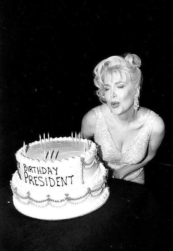Gennifer Flowers recreating the &quot;Happy Birthday&quot; song for Comedy Central. August 16, 1994. (Photo by Francis Specker/New York Post Archives /(c) NYP Holdings, Inc. via Getty Images)