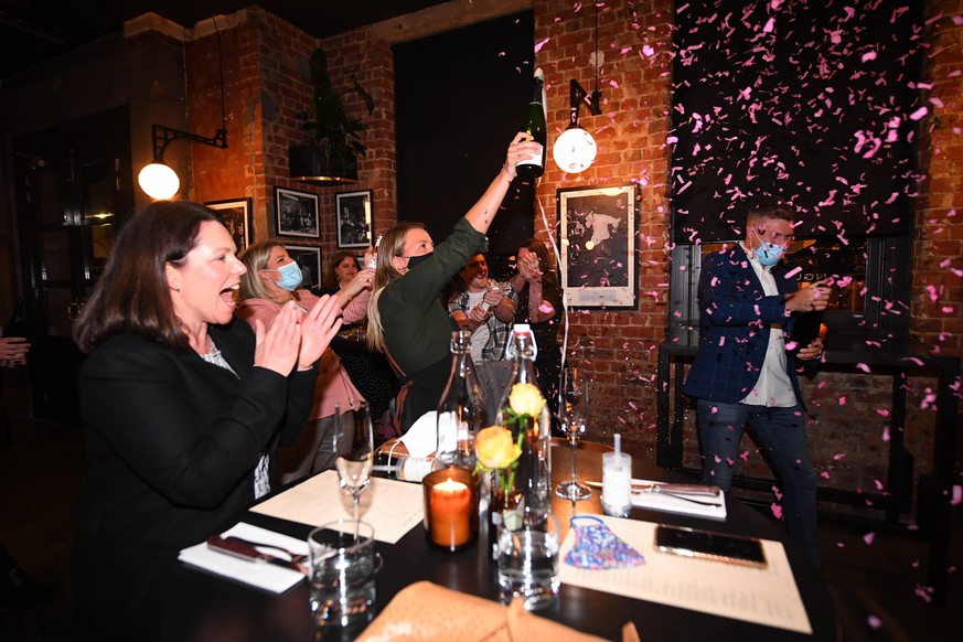 VICTORIA CORONAVIRUS COVID-19, Patrons and staff celebrate eased covid19 restrictions inside of Angus &amp; Bon New York steakhouse in Melbourne, Wednesday, October 28, 2020. Hospitality venues have o ...