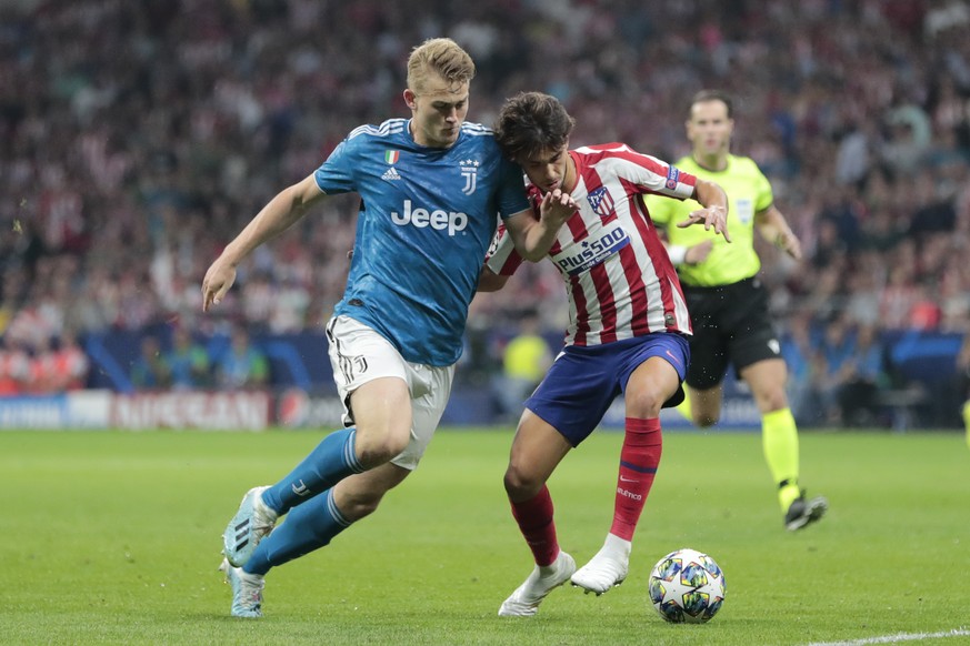 Atletico Madrid&#039;s Joao Felix, right, and Juventus&#039; Matthijs de Ligt vie for the ball during the Champions League Group D soccer match between Atletico Madrid and Juventus at the Wanda Metrop ...