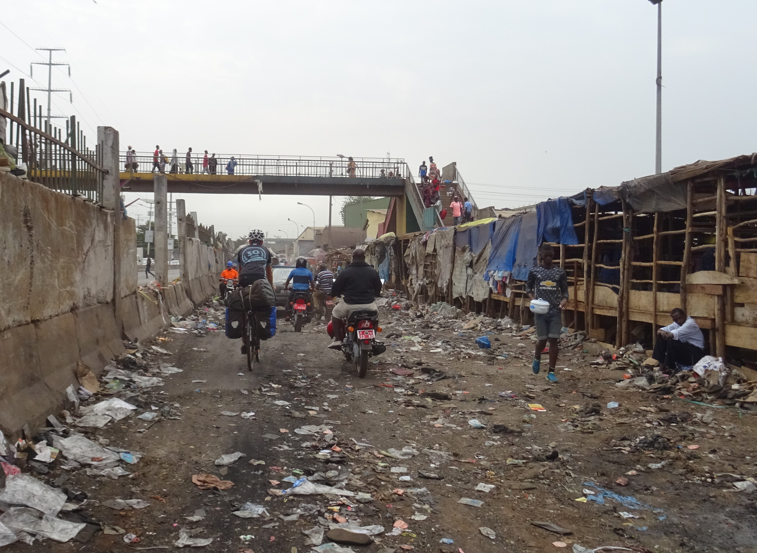 Bild 24
Guinea, Conakry (02.05.2019):
Leider ist das Abfallsystem vielerorts nicht geregelt, wie auch hier auf unserem Weg aus der Hauptstadt von Guinea. Eine traurige Tatsache! Der Geruch in der Luft ...