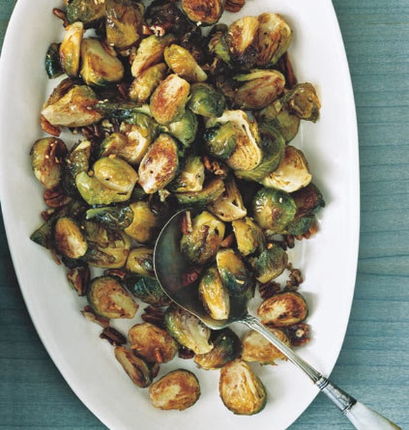 brussel sprouts rosenkohl pekannüsse food essen http://www.realsimple.com/holidays-entertaining/entertaining/food-drink/easy-christmas-recipes/roasted-brussel-sprout-recipe