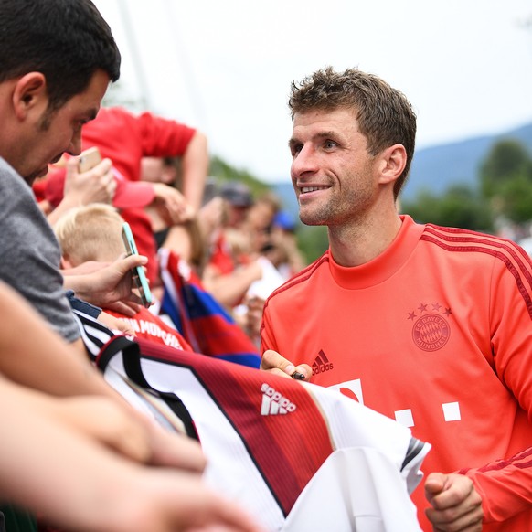 epa07759468 Bayern&#039;s Thomas Mueller gives autographs during a public training session of the FC Bayern Muenchen training camp in Rottach Egern, Germany, 06 August 2019. The german first dvision s ...