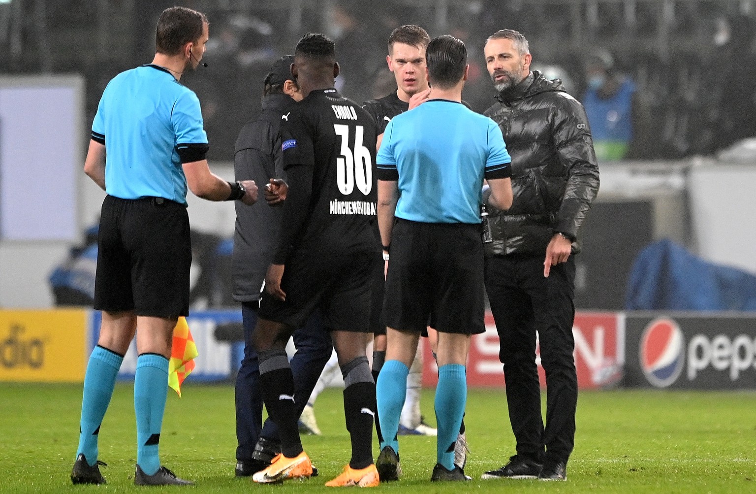 epa08856158 Moenchengladbach&#039;s head coach Marco Rose (R) talks to referee Danny Makkelie (2-L) after the UEFA Champions League group B soccer match between Borussia Moenchengladbach and Inter Mil ...