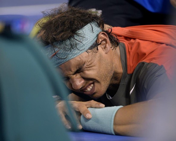 Nadal ist der Mann der Leiden. Kaum einer war in seiner Karriere öfter verletzt als der Spanier. Hier im Melbourne-Final 2014 am Rücken.