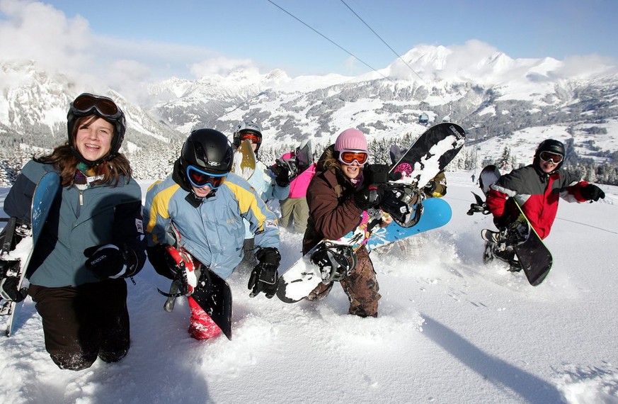Eine Gruppe Snowboarderinnen aus dem Jugendskilager (JUSKILA) tobt sich am Mittwoch, 3. Januar 2007, im frischen Pulverschnee in Lenk aus. Bereits zum 66. Mal findet in der ersten Januarwoche das trad ...