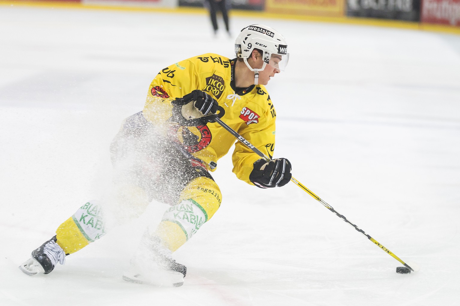 L&#039;attaquant bernois Mason Raymond, lors du match du championnat suisse de hockey sur glace de National League entre le HC Fribourg-Gotteron et le SC Bern ce vendredi, 24 novembre 2017 a la BCF Ar ...