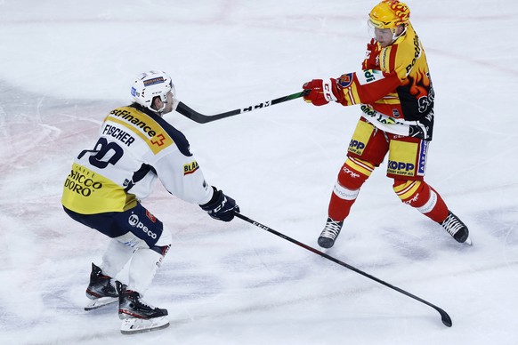 Biels Topscorer Toni Rajala trifft Ambris Jannik Fischer mit dem Stock im Gesicht, im Eishockey Meisterschaftsspiel der National League zwischen dem EHC Biel und HC Ambri-Piotta, am Dienstag, 21. Janu ...