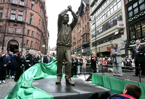 epa01542972 The bronze statue of the legendary former Nottingham Forest manager Brian Clough being unveiled at The Old Market Square in Nottingham, Britain, 06 November 2008 by his widow Barbara. The  ...