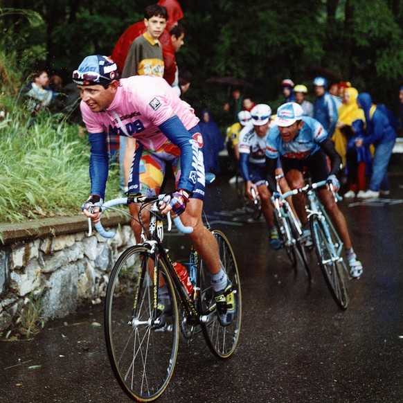 Tony Rominger als Leader im Maglia Rosa in der 21. Etappe des Giro d&#039;Italia im Juni 1995. Rominger beendete den Giro 1995 als Sieger. (KEYSTONE/Karl Mathis)