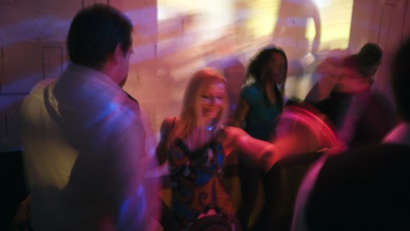 ARCHIV - NEUERLICHE SCHLIESSUNG DER CLUBS IN GENF WEGEN DER AUSBREITUNG DES CORONAVIRUS -- Junge Frauen und Maenner tanzen in der Nacht vom 25. auf den 26. Januar 2008 in der Disco SIP in Genf. (KEYST ...