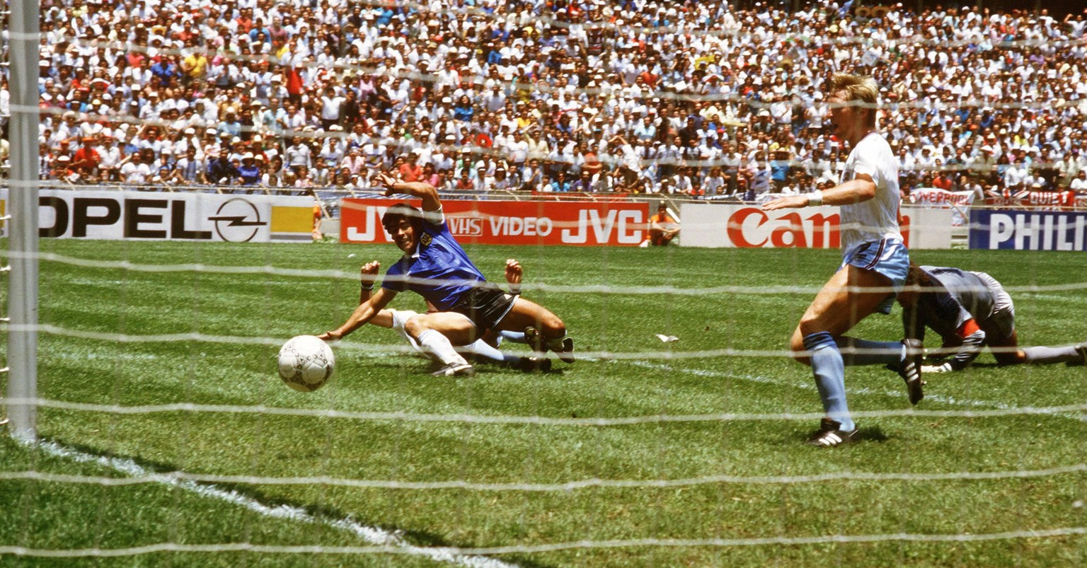 Bildnummer: 01037630 Datum: 22.06.1986 Copyright: imago/Sven Simon
Diego Armando Maradona (li., Argentinien) besorgt nach einem Sololauf