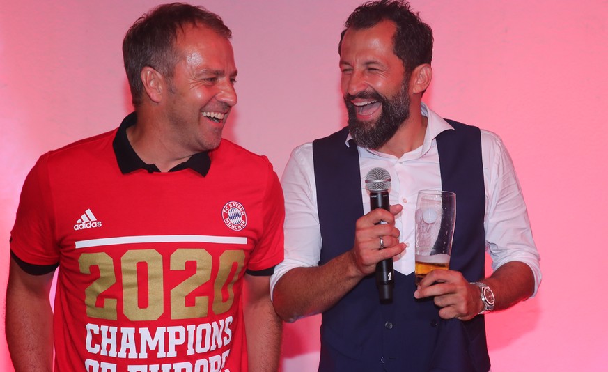 epa08621609 A handout picture made available by FC Bayern Munich on 24 August 2020 shows Bayern Munich&#039;s Head Coach Hansi Flick (L) and Sporting Director Hasan Salihamidzic (R), during the team b ...