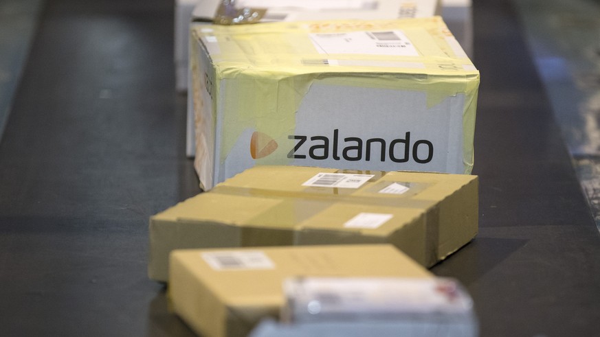 Ein Paket von Zalando wird auf einem Foerderband transportiert, am Dienstag, 23. September 2014, im Paketzentrum der Schweizerischen Post in Haerkingen. Die Schweizerische Post erhoeht mit Blick auf d ...