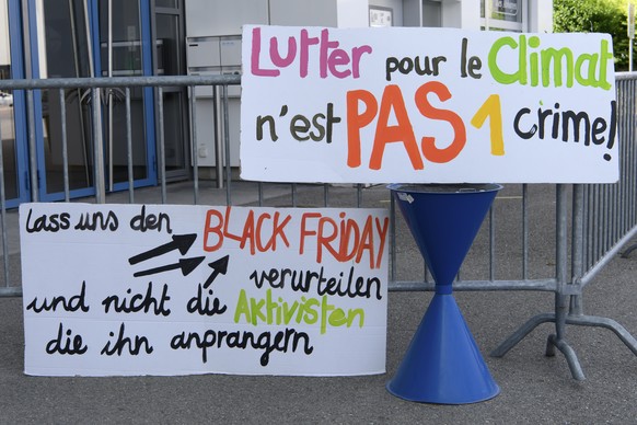 Des affiches sont photographiees devant le Tribunal d&#039;arrondissement de la Sarine, lors du verdict du proces de 31 activistes du climat ayant bloque Fribourg-Centre en novembre 2019 lors du Black ...