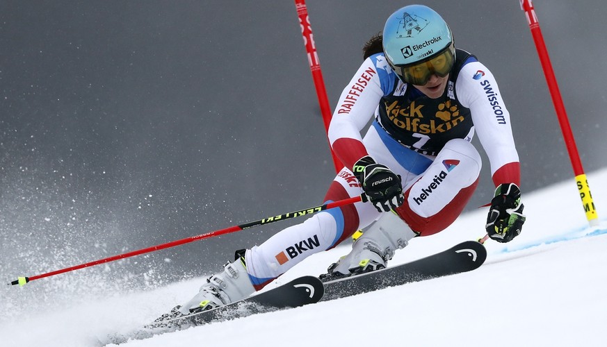 Switzerland&#039;s Wendy Holdener speeds down the course during an alpine ski, women&#039;s World Cup giant slalom, in Maribor, Slovenia, Friday, Feb. 1, 2019. (AP Photo/Gabriele Facciotti)
