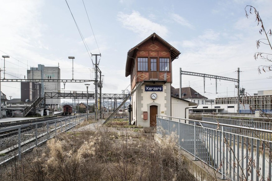 At Kerzers train station, two railway lines cross, pictured on February 26, 2014, in Kerzers, Switzerland. (KEYSTONE/Christian Beutler)

Das alte Stellwerk beim Bahnhof Kerzers kreuzen sich zwei Bahnl ...