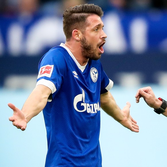 epa07442467 Schalke&#039;s Mark Uth (L) argues with referee Guido Winkmann (R) during the German Bundesliga soccer match between FC Schalke 04 and RB Leipzig in Gelsenkirchen, Germany, 16 March 2019.  ...