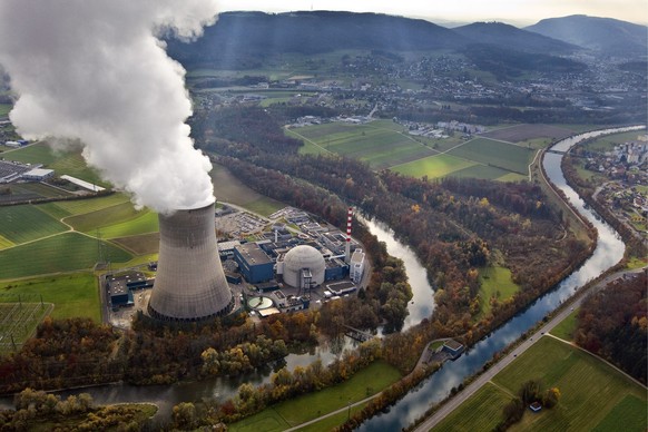 ARCHIV --- ZUR ABSTIMMUNG UEBER DIE &quot;ATOMAUSSTIEGS-INITIATIVE&quot; STELLEN WIR IHNEN FOLGENDES BILD ZUR VERFUEGUNG --- Nuclear power plant &quot;Goesgen&quot; in the canton of Solothurn, Switzer ...