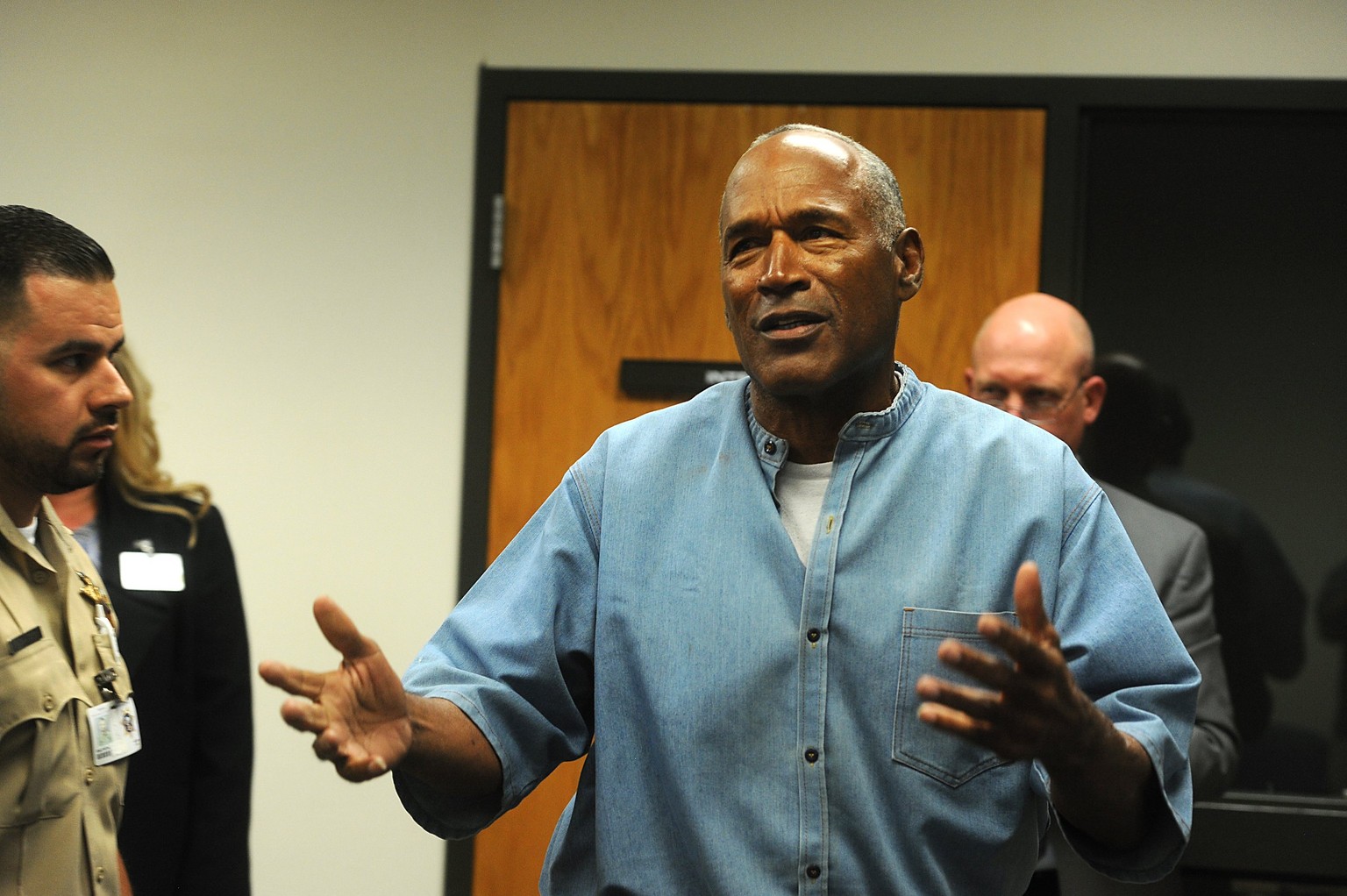epa06100304 O.J. Simpson (R) reacts after learning he was granted parole at Lovelock Correctional Center (LCC), in Lovelock, Nevada, USA, 20 July 2017. Simpson, 70, is serving a nine to 33 year prison ...