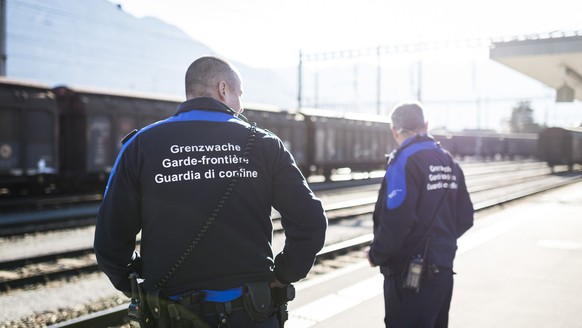 Grenzwaechter warten auf einen Zug, am Dienstag, 10. November 2015, am Bahnhof in Buchs. Im September kamen erstmals mehr Fluechtlinge an der Ostgrenze als im Tessin an. (KEYSTONE/Gian Ehrenzeller).