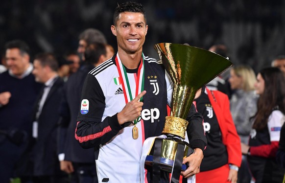 epa07585625 Cristiano Ronaldo celebrates at the end of the Italian Serie A soccer match Juventus FC vs Atalanta BC at the Allianz Stadium in Turin, Italy, 19 May 2019. EPA/ANDREA DI MARCO