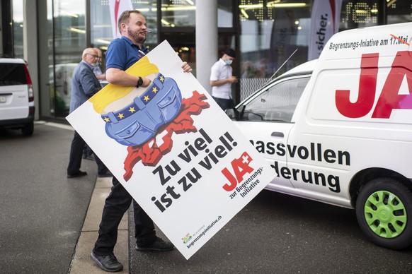 Ein Mann traegt ein Plakat der Begrenzungsinitiative mit der Aufschrift &quot;Zu viel ist zu viel!&quot; an der Delegiertenversammlung der SVP Schweiz am Samstag, 22. August 2020 in Brugg Windisch. (K ...